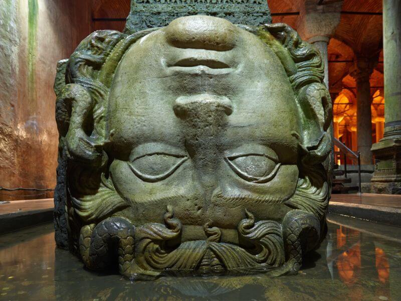 La tête renversée de Méduse dans les citernes de la basilique d'Istanbul, en Turquie.