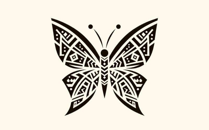 Ein Schmetterlings-Tattoo, das vom polynesischen Tribal-Stil inspiriert ist.  