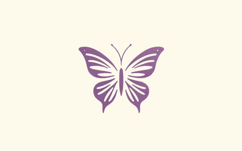 Un diseño de tatuaje de mariposa minimalista de color morado. 